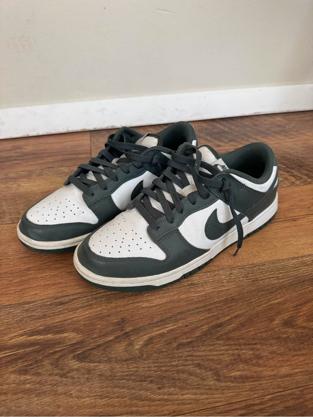 Nike Low-Top Sneakers in White and Dark Green